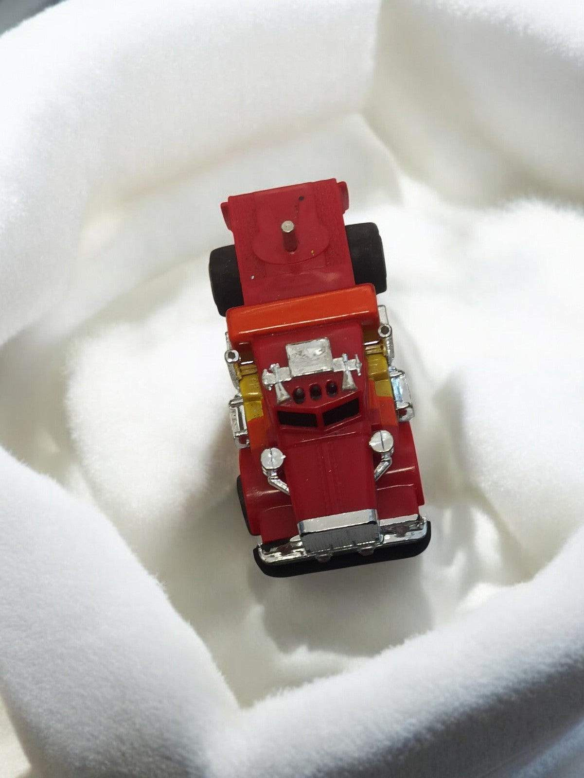 Véhicule miniature ancien rouge, voiture rétro vintage, objet d’occasion