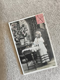 CPA photo fillette intérieur Belle Époque, tampon 10c, colorisée, France