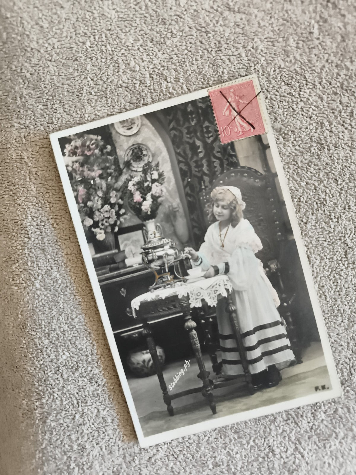 CPA photo fillette intérieur Belle Époque, tampon 10c, colorisée, France