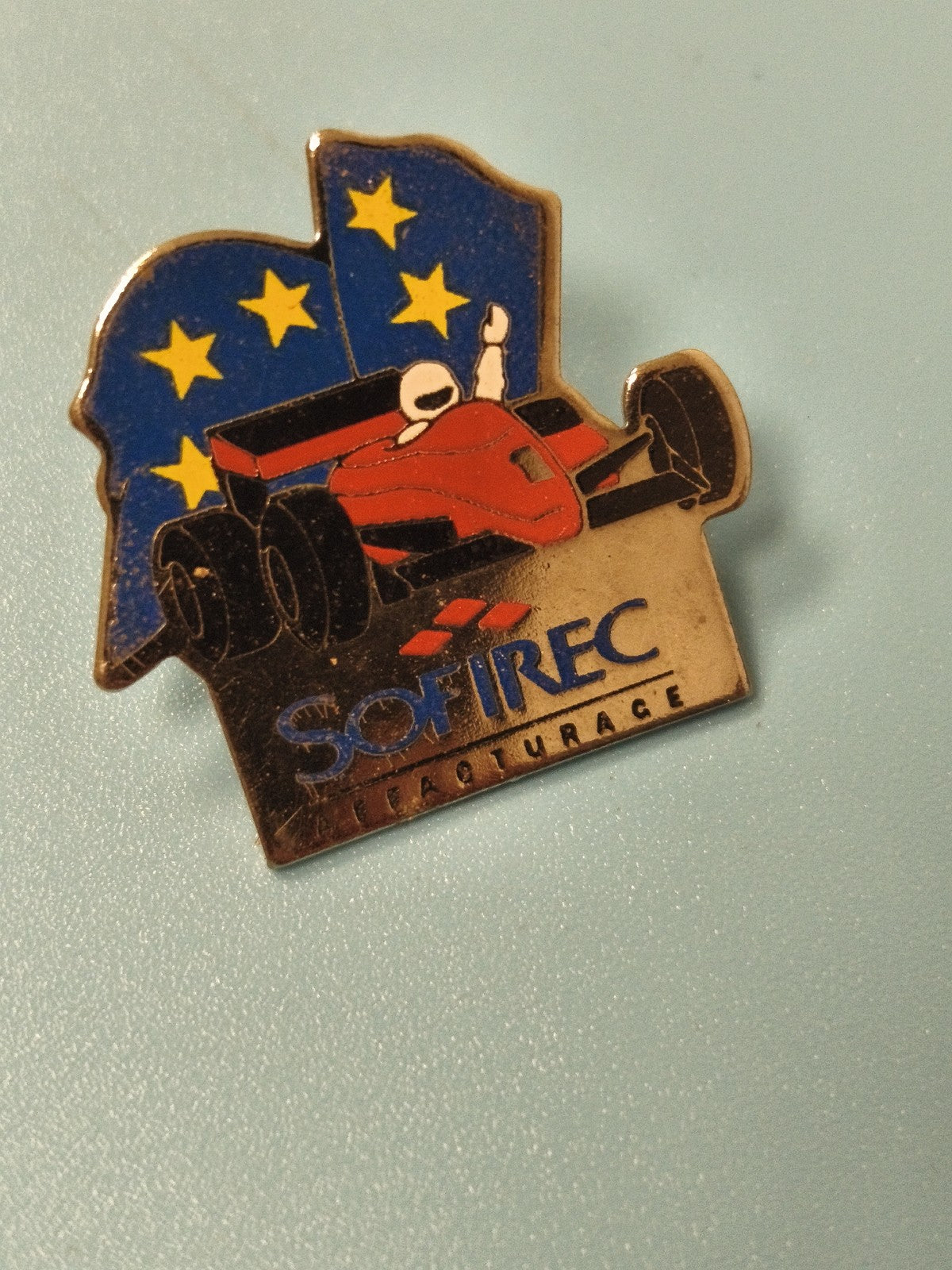 Vintage pin's SOFIREC Formule 1 rouge étoiles Europe collection automobile
