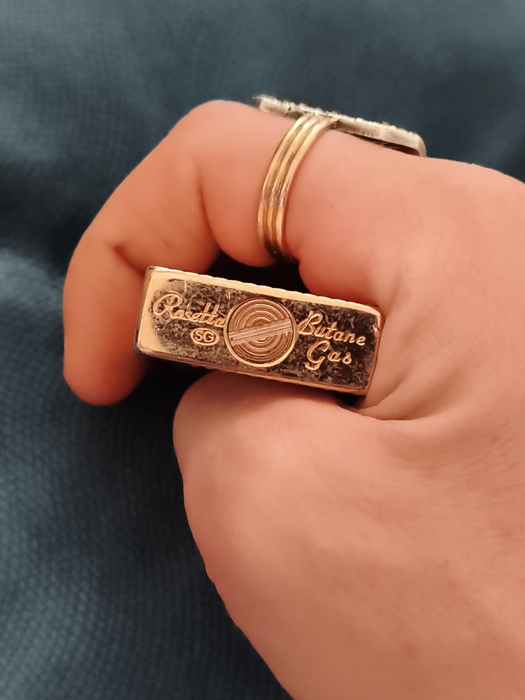 Briquet vintage Rosetta à motif guilloché doré, style années 70, lighter