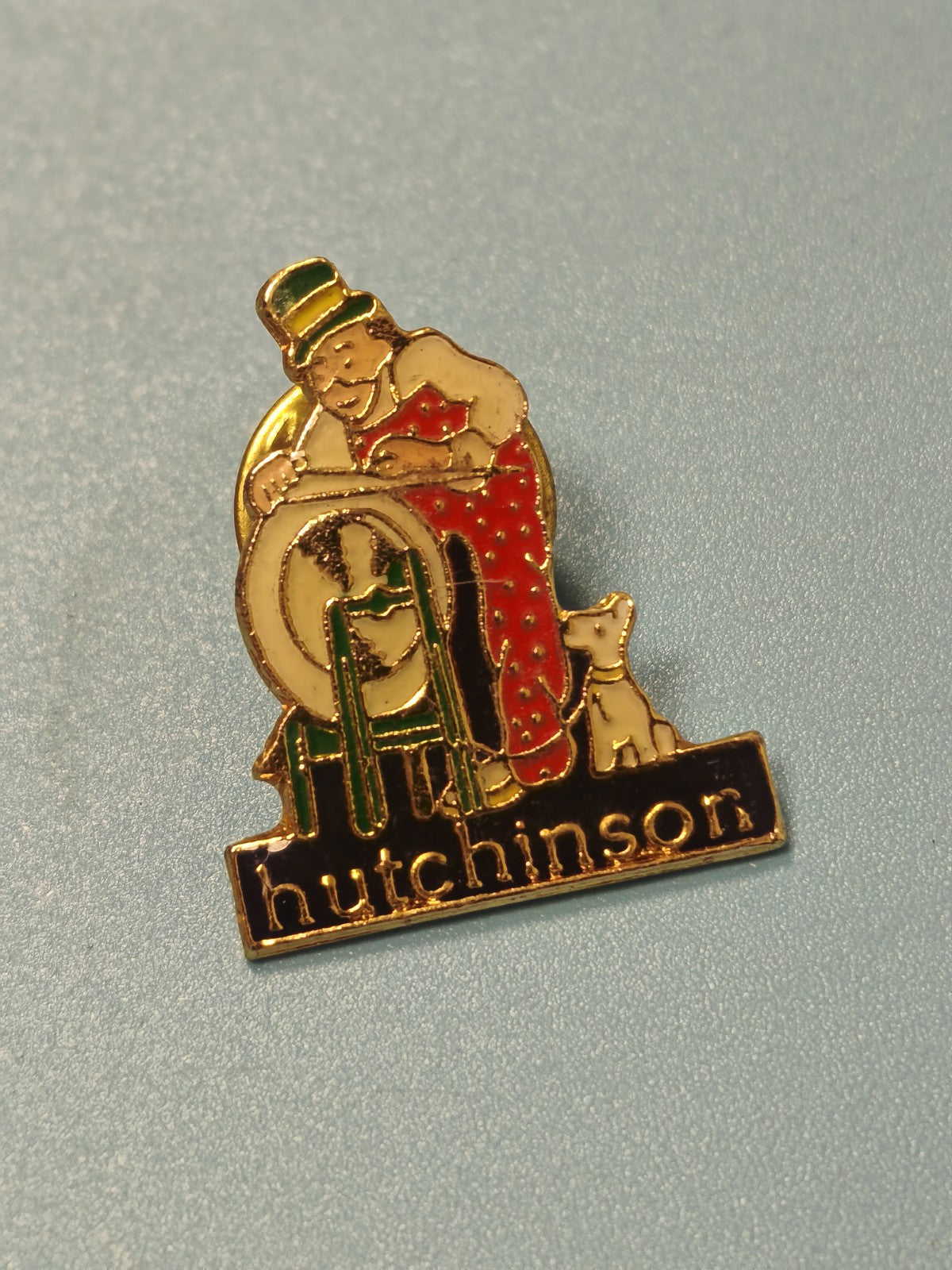 Pin's vintage Hutchinson émaillé personnage et chien, collection publicitaire