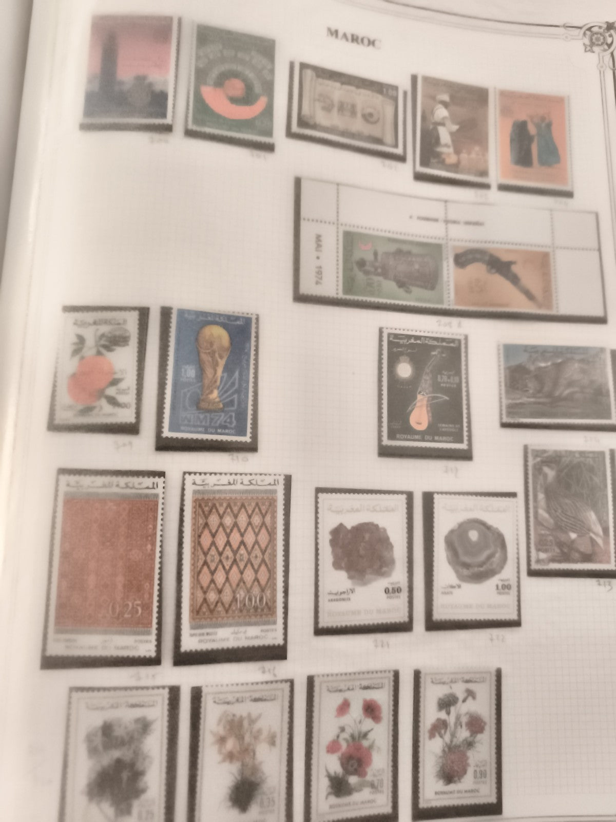 Timbres Maroc thématiques fleurs football architecture lot philatélie