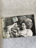 Carte postale ancienne CPA fillette ombrelle chapeau timbre 5c début XXe