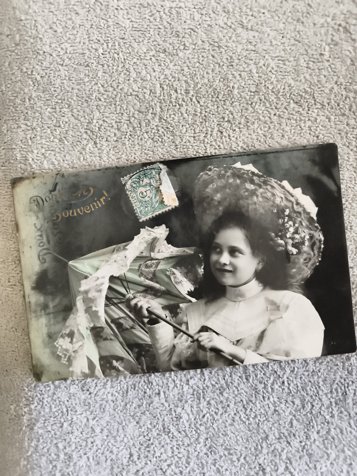 Carte postale ancienne CPA fillette ombrelle chapeau timbre 5c début XXe