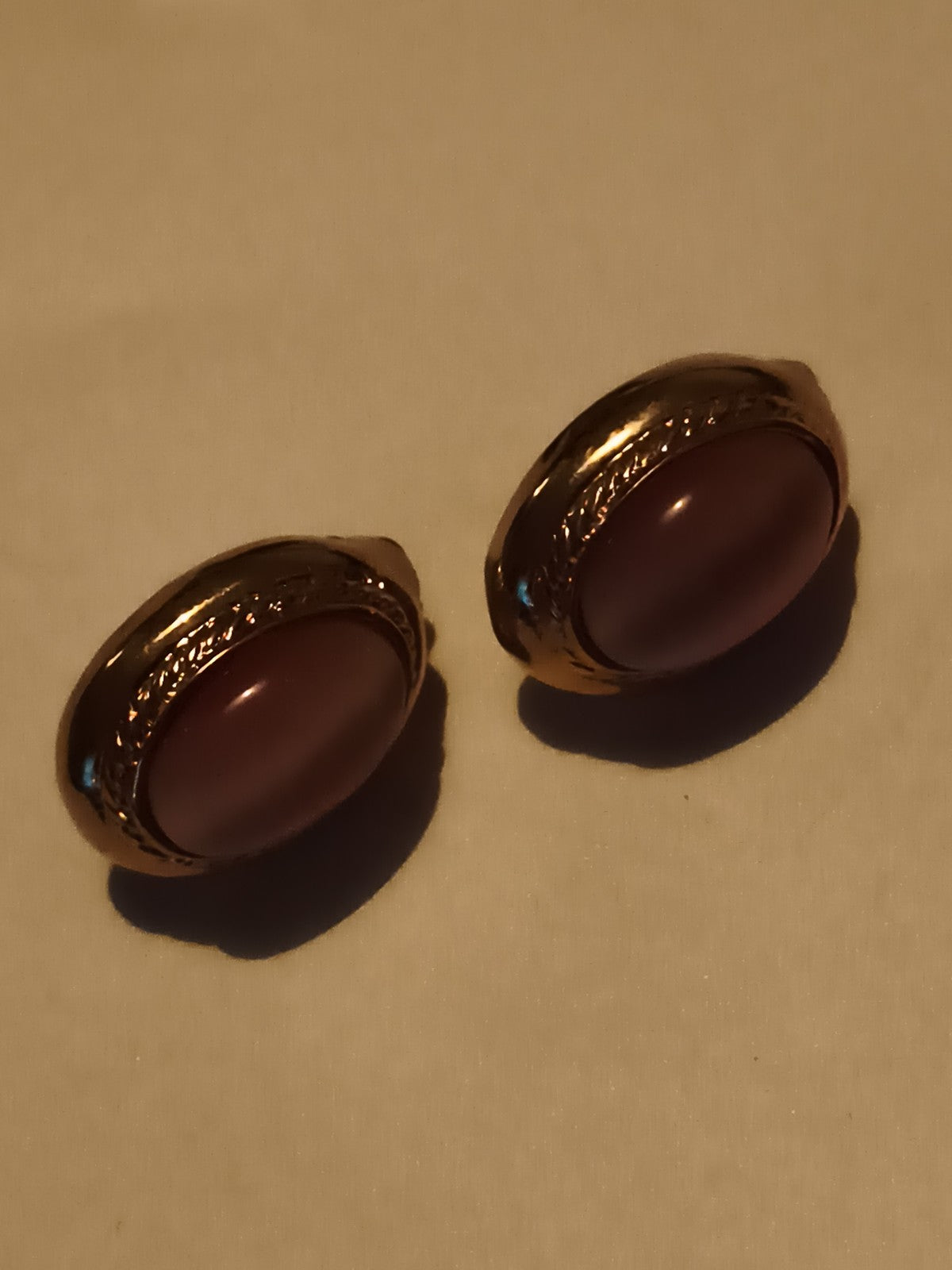 Paire boucles d’oreilles vintage cabochon mauve doré rétro années 80