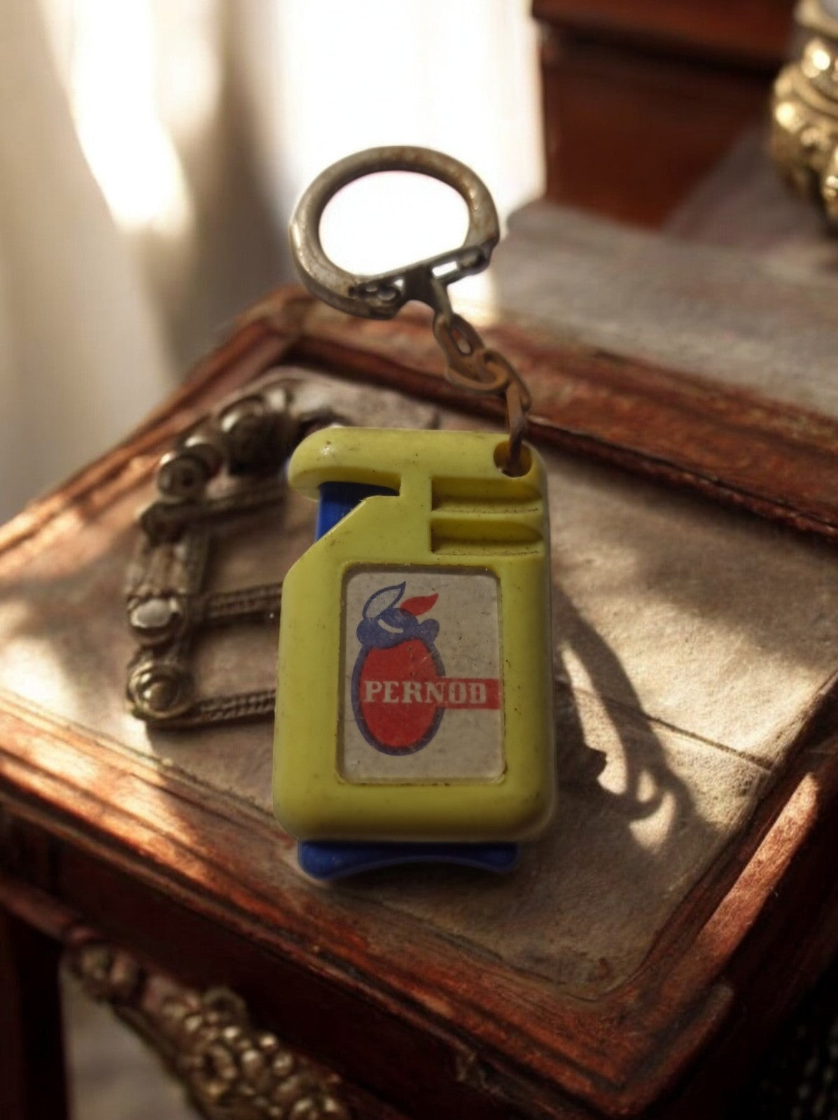 Porte-clés vintage Pernod jaune publicitaire années 70 – Objet rétro rare
