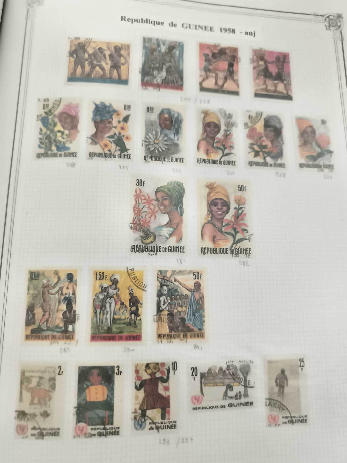 Timbres République de Guinée, lot illustré, thèmes costumes, fleurs, années 60-7