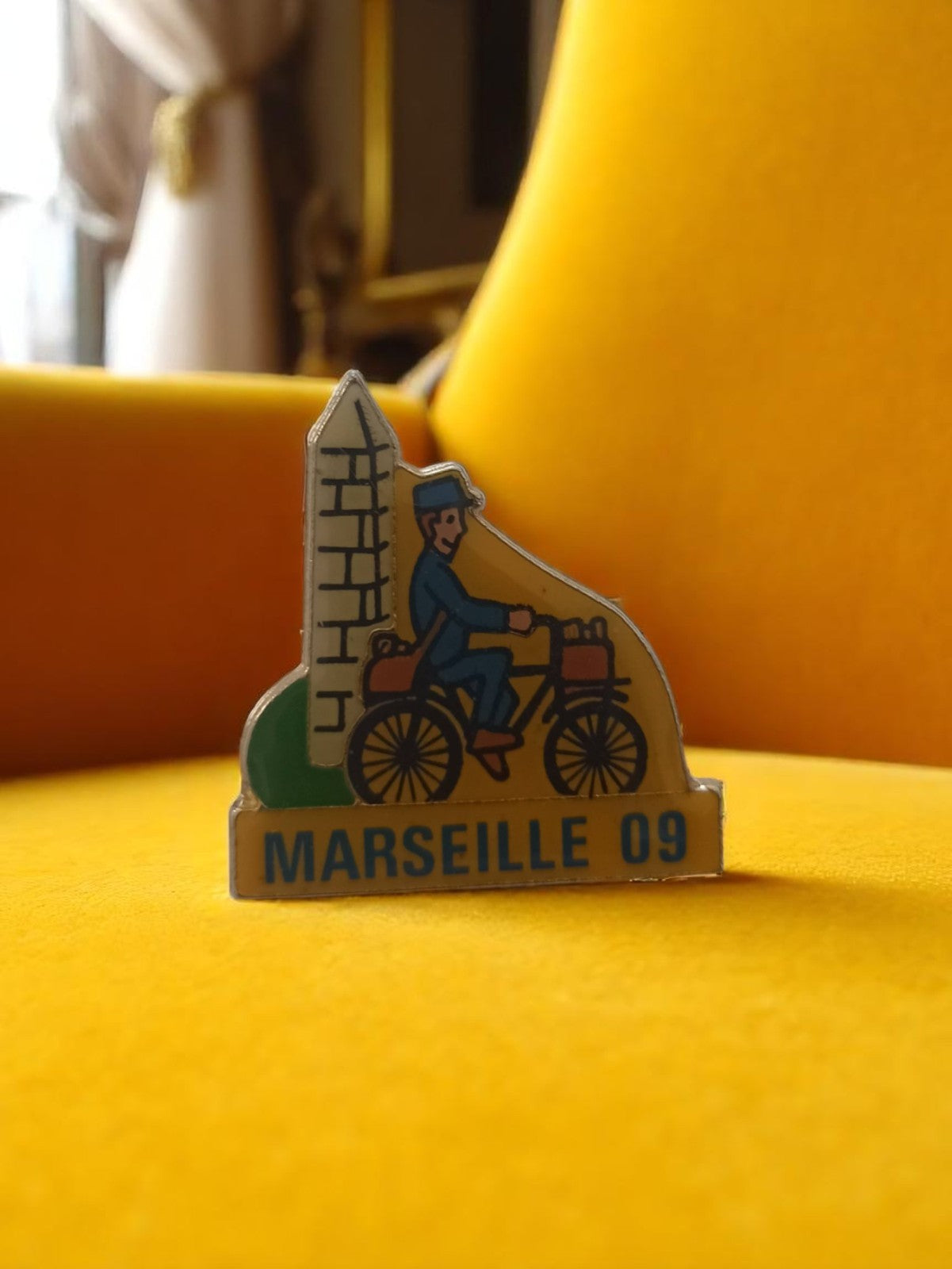 Pin's vintage Marseille 09 motard rétro, badge émaillé accessoire collector