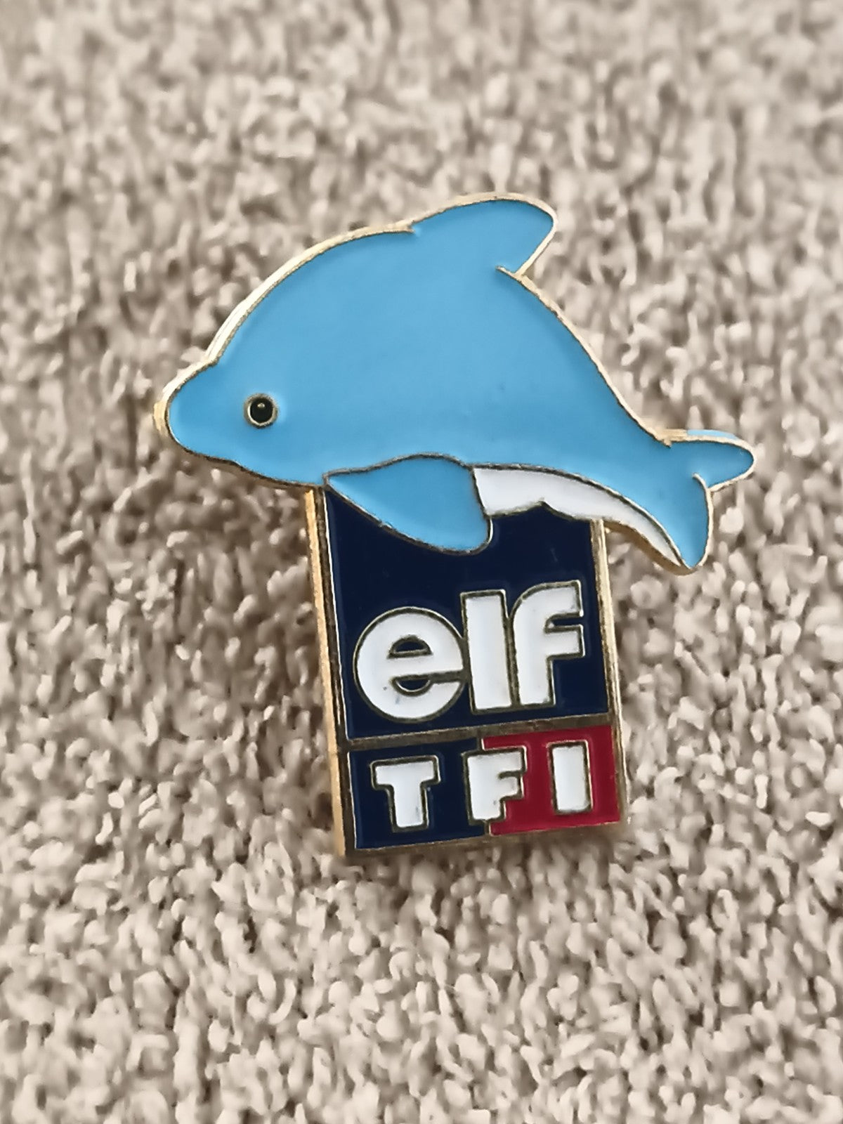 Pin's vintage dauphin ELF TF1 bleu badge ancien années 90 (Ref 4)
