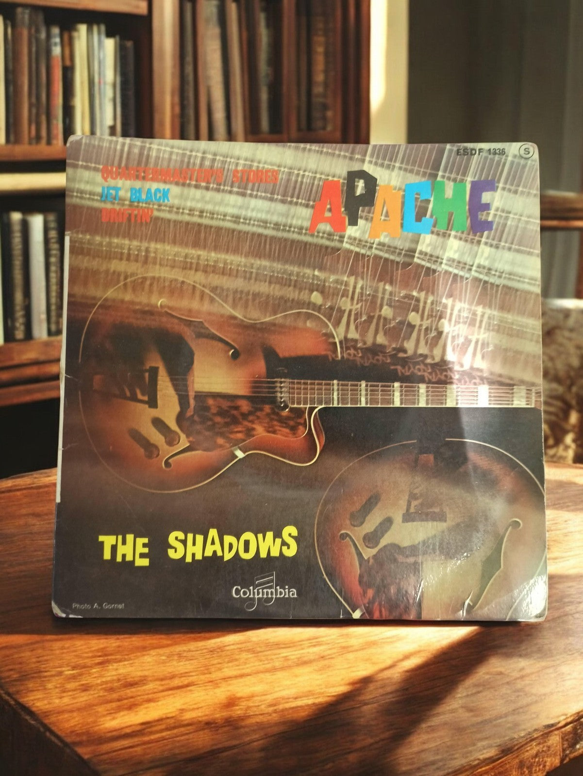 Vinyle 45 tours The Shadows Apache vintage Columbia ancien single rétro