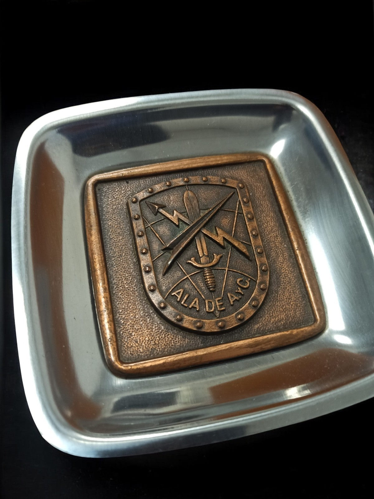 Cendrier militaire vintage ALA DE AYC plaque relief métal armée déco rétro