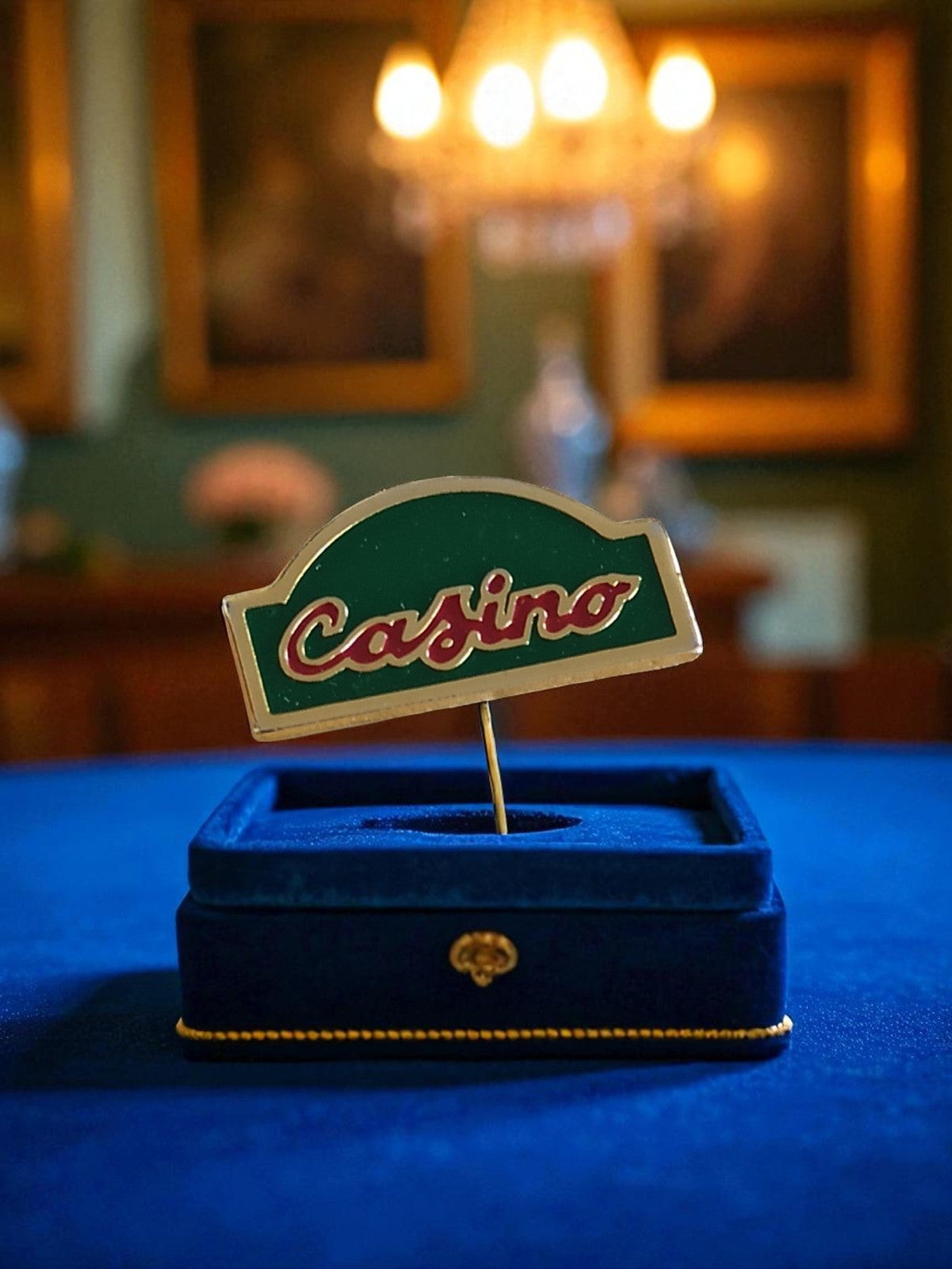 Pin's Casino vintage édition limitée, logo vert rouge, badge publicitaire rétro