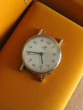 Montre vintage femme cadran blanc aiguilles noires rétro élégante non testée
