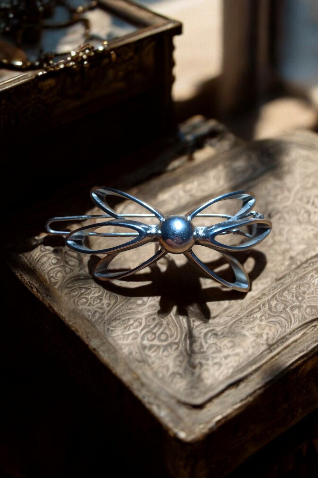 Broche vintage argentée motif nœud style Art Déco, bijou ancien élégant