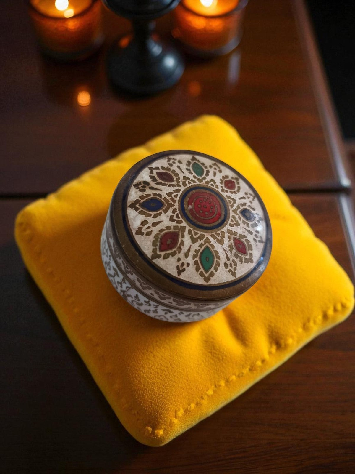 Petite boîte à bijoux berbère vintage décor oriental rond, motifs colorés ancien