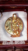 Pin's vintage rond doré, motif personnage en relief, style rétro