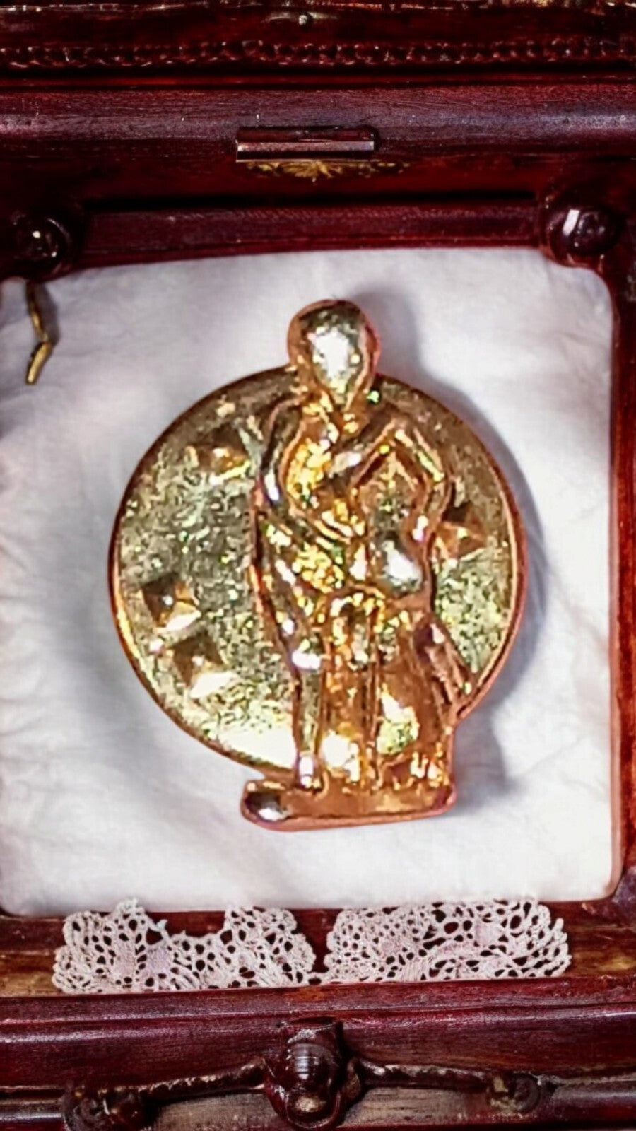 Pin's vintage rond doré, motif personnage en relief, style rétro