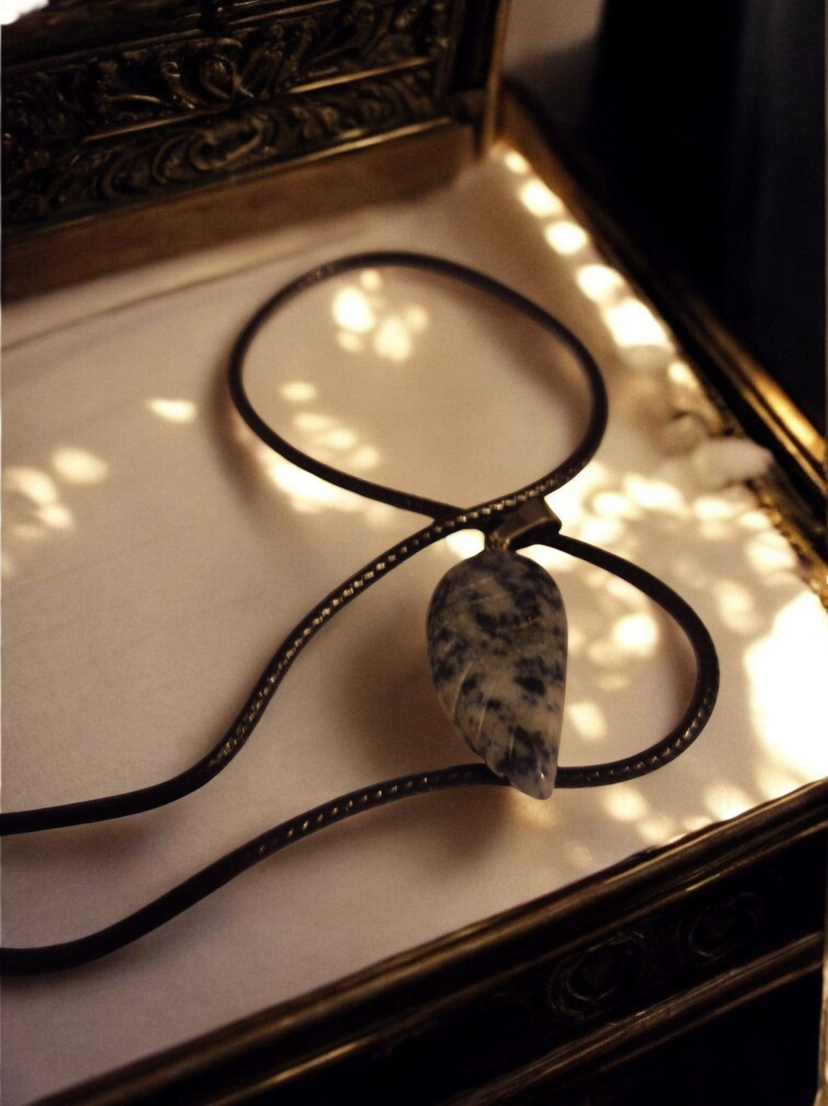 Collier pendentif feuille pierre naturelle, cordon cuir, bijou style unique