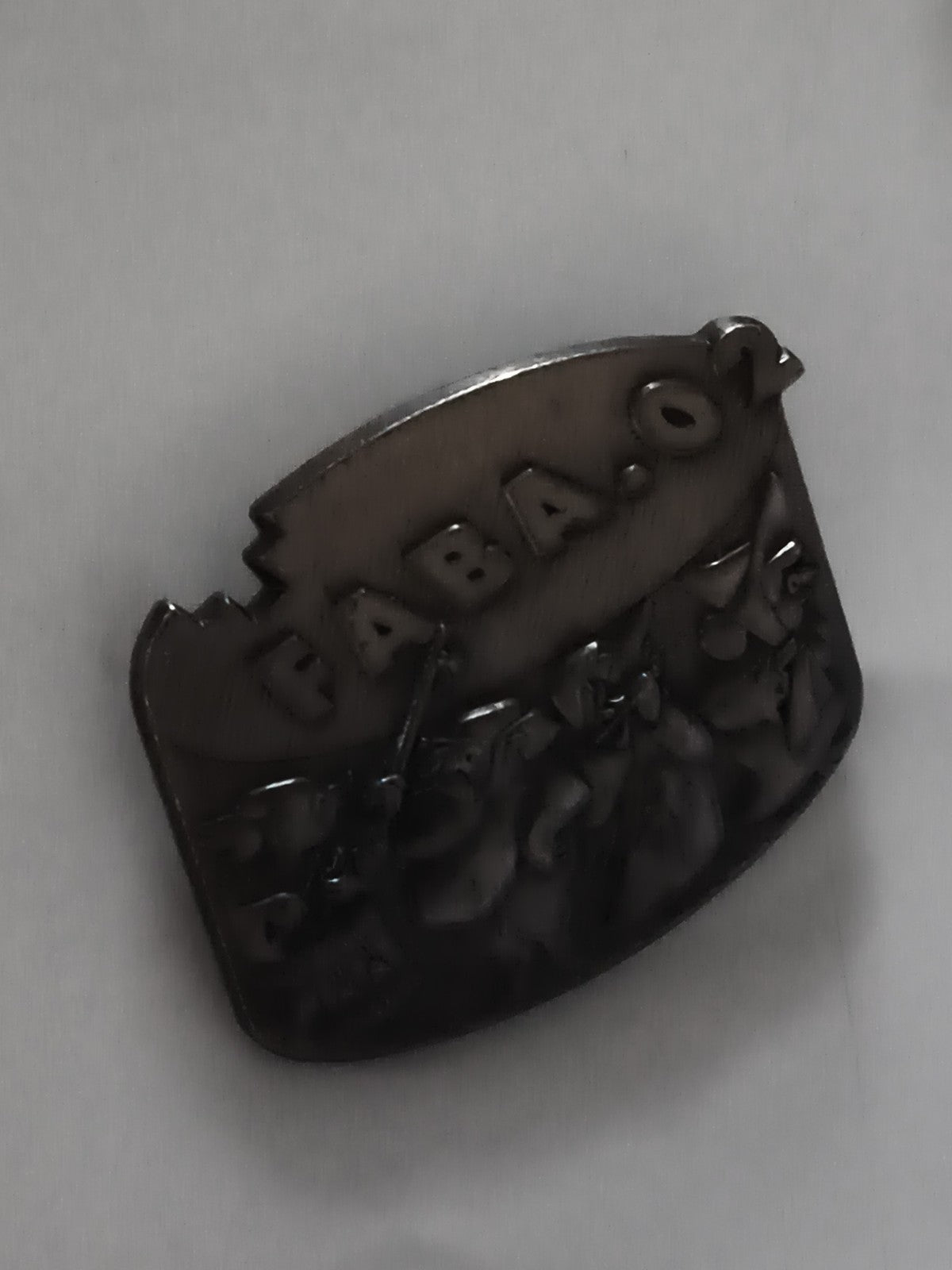Broche vintage FABA 02 relief foncé, badge ancien, pin's métal sombre