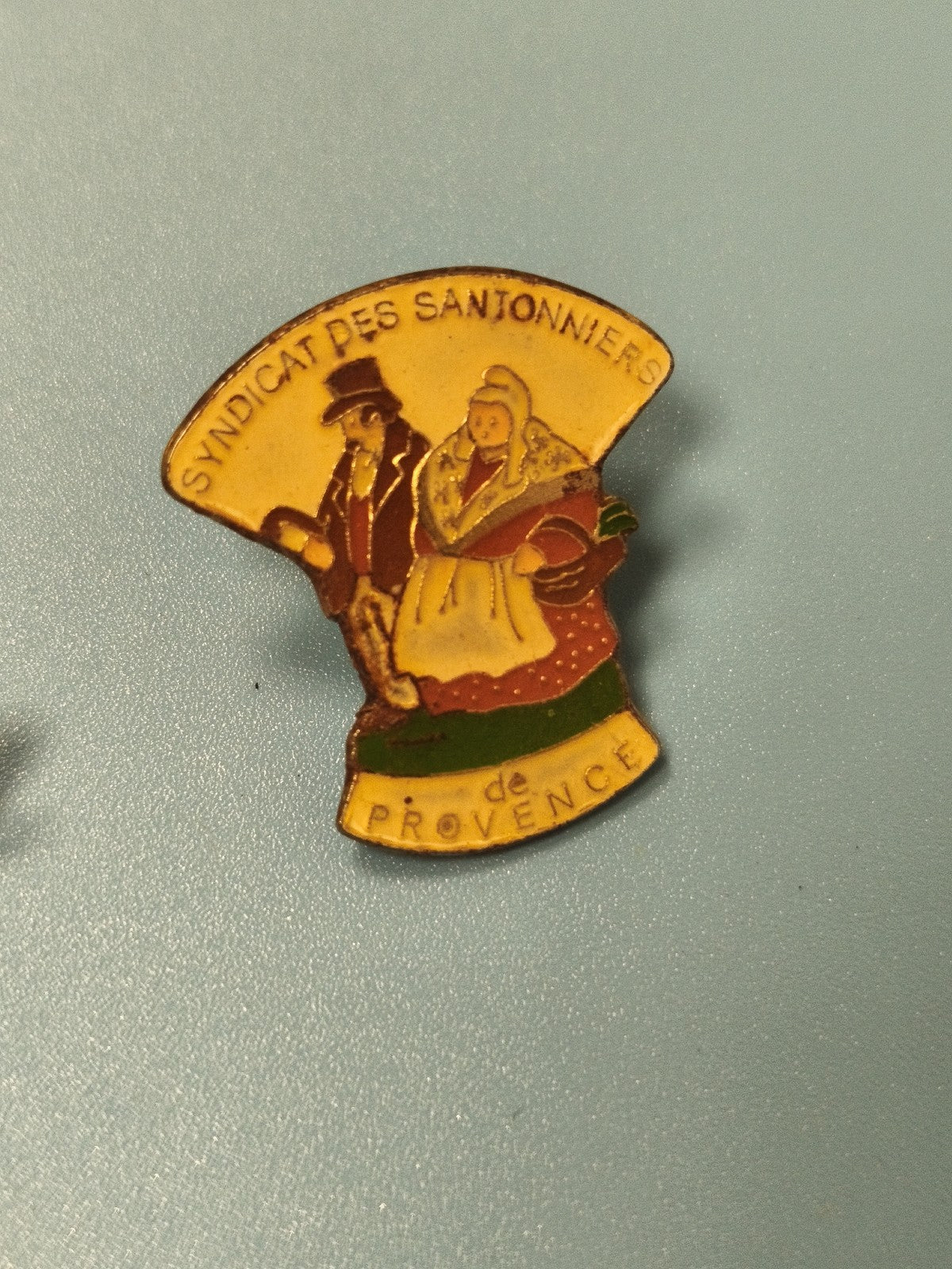 Vintage pin's Syndicat des Santonniers de Provence, costume traditionnel, collec