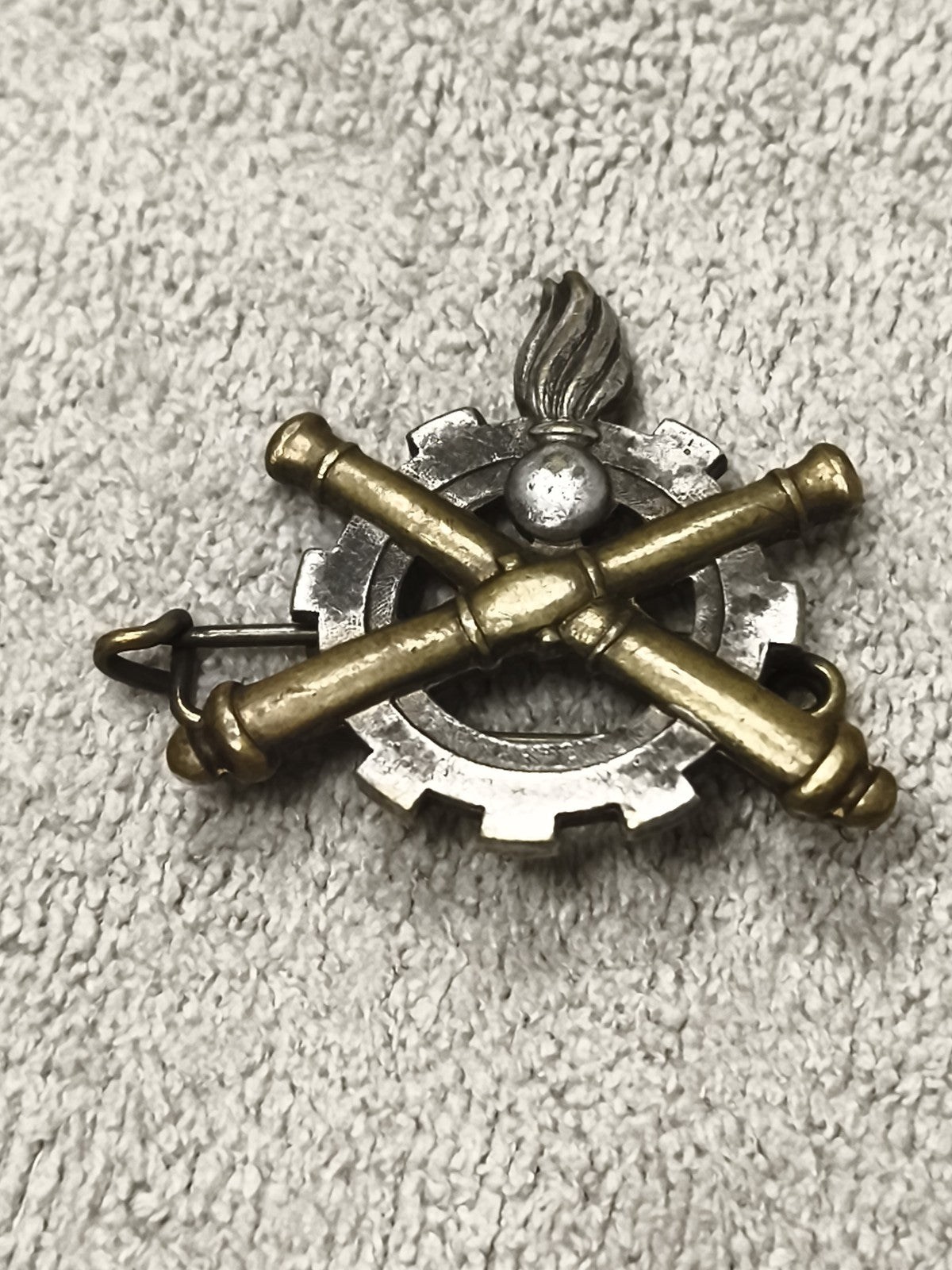 Insigne militaire ancien artillerie croix canons flamme engrenage métal bicolore
