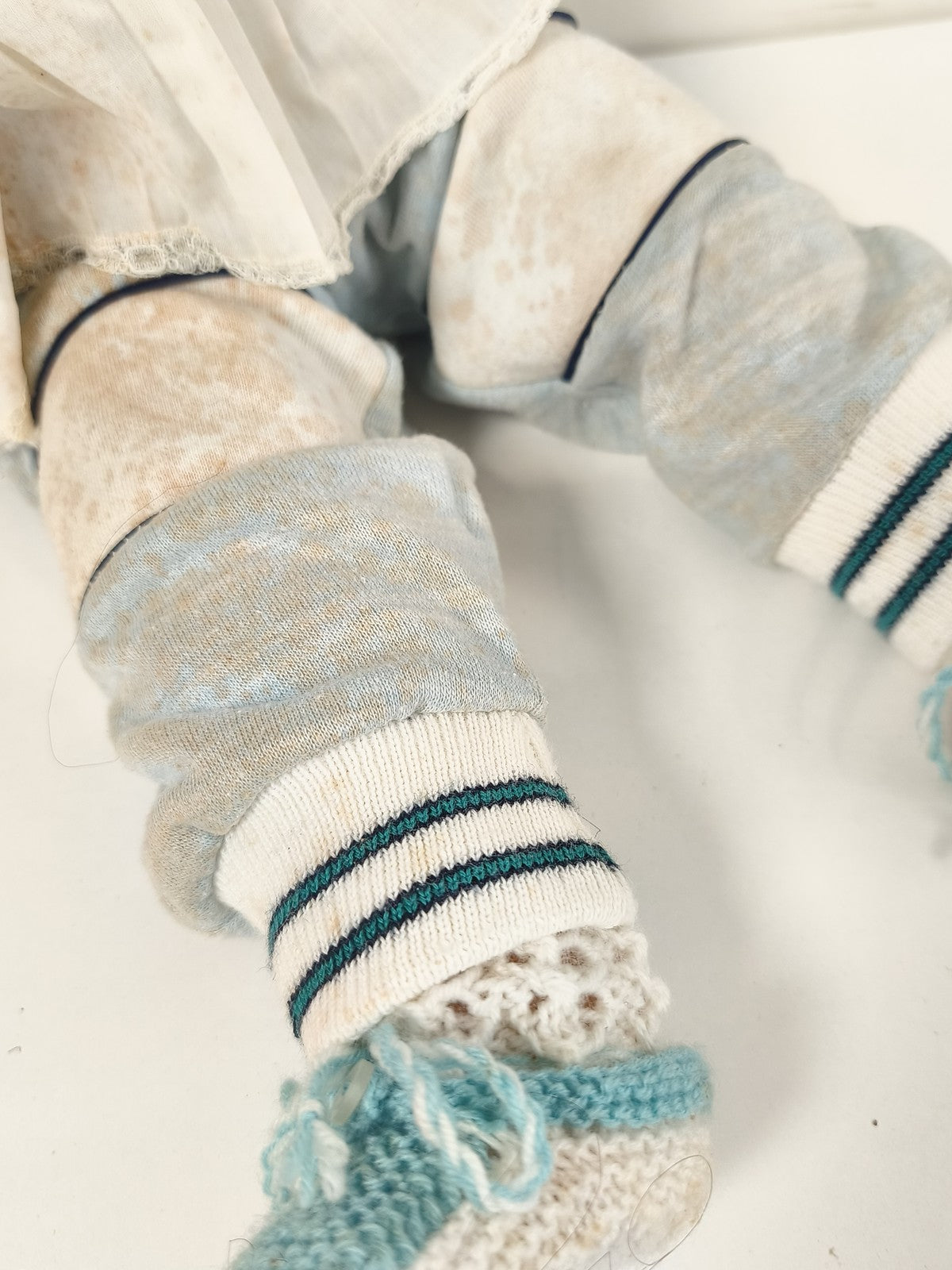Poupée ancienne yeux dormeurs, tenue coton dentelle et chaussons tricot