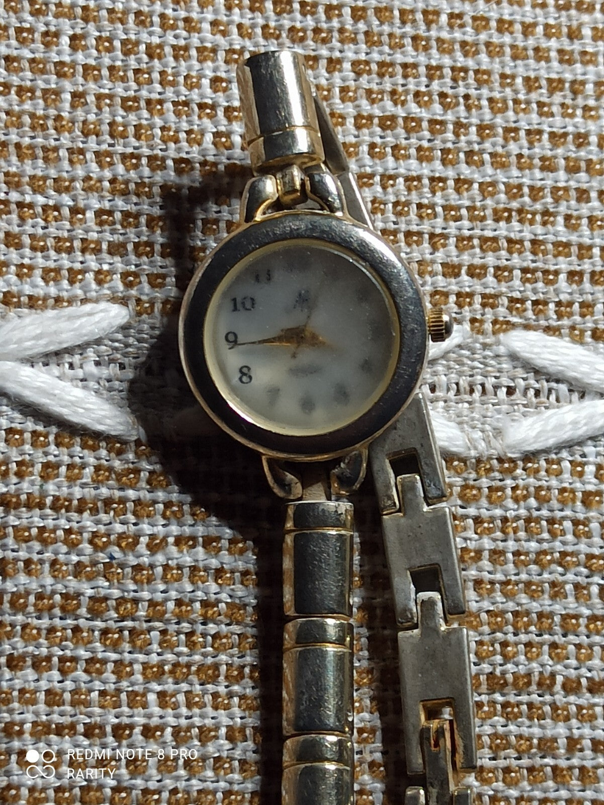 Vintage Damart Damenuhr, zweifarbiges Metallarmband, rundes Retro-Zifferblatt