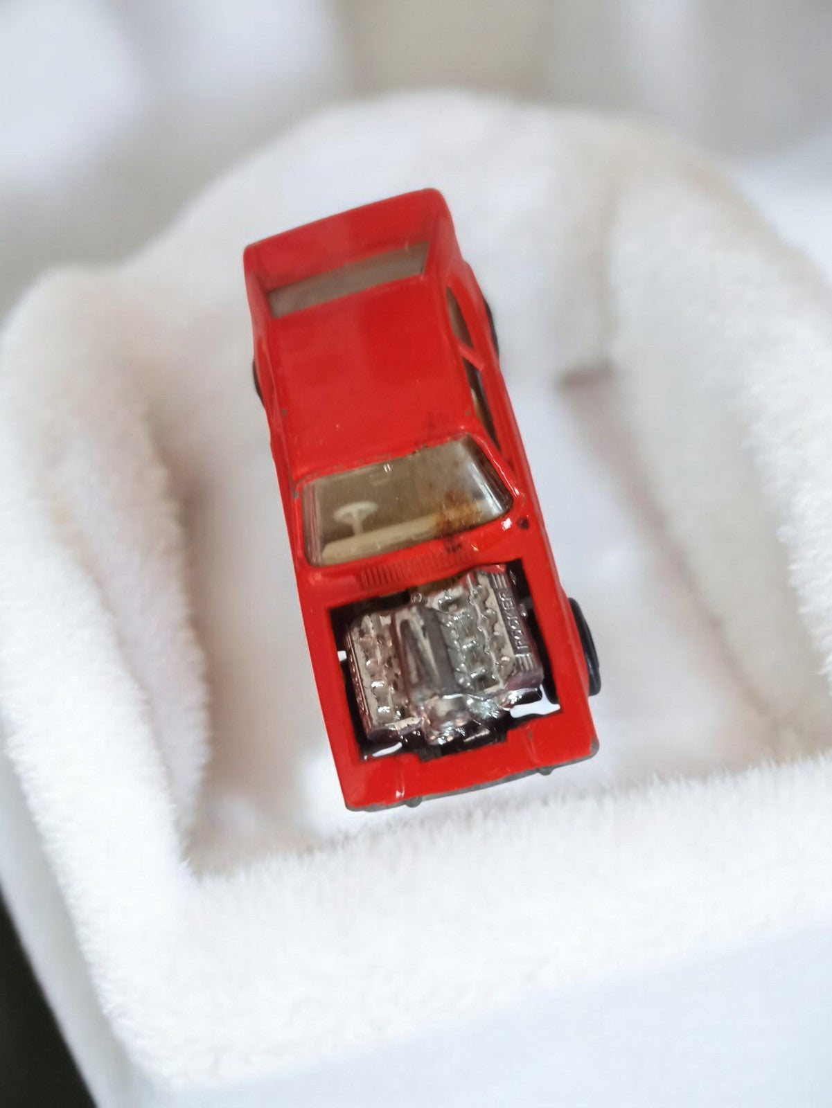 Voiture miniature ancienne rouge moteur apparent vintage rétro jouet rare