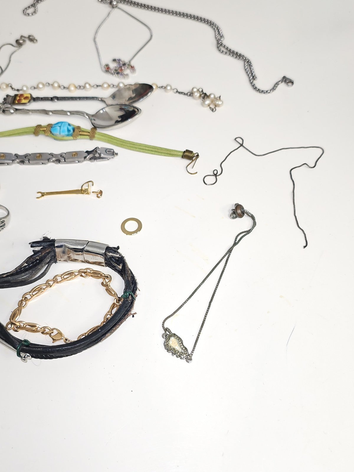 Lot bijoux fantaisie à trier, accessoires divers, parures, bijoux en vrac occasi