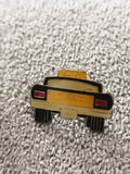 Pin's vintage taxi noir et or émaillé voiture rétro (Ref 6)