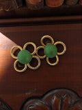 Boucles d’oreilles vintage fantaisie anneaux dorés perles vertes fleur