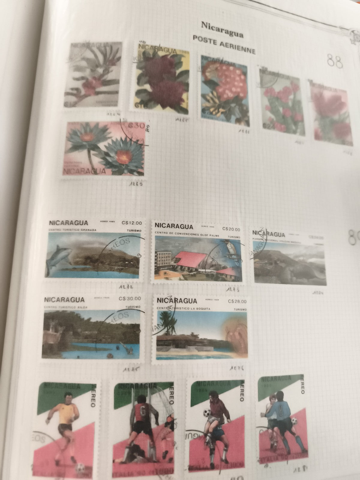Timbres anciens Nicaragua oblitérés thèmes fleurs tourisme sport vintage