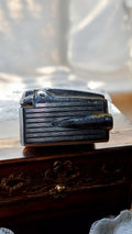 Briquet vintage Varaflamme gaz noir à stries, accessoire rétro élégant