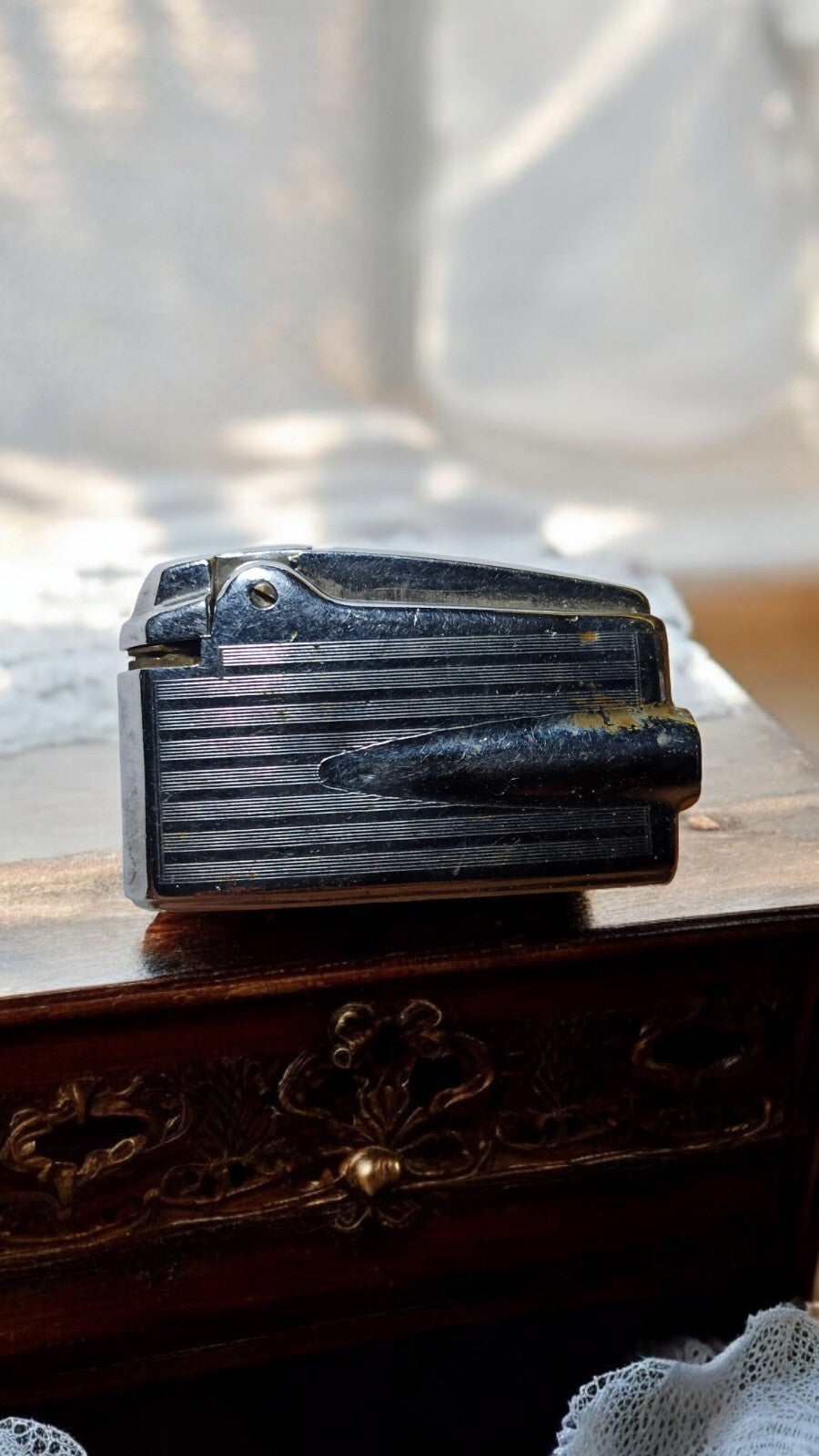 Briquet vintage Varaflamme gaz noir à stries, accessoire rétro élégant