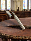 Briquet vintage à essence hexagonal gris, style rétro, accessoire ancien
