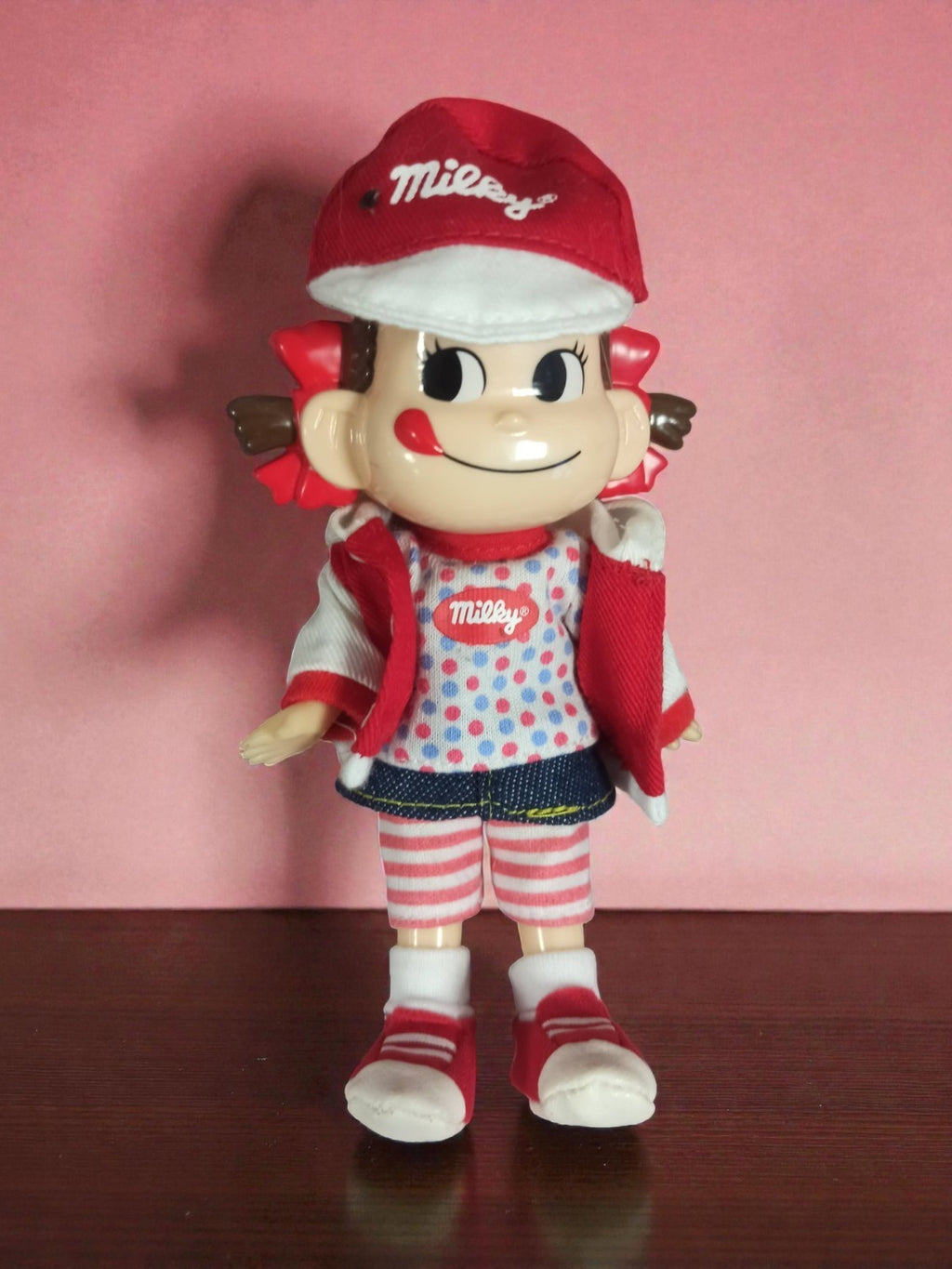 Poupée Milky Peko-Chan vintage soft vinyl tenue rouge et denim