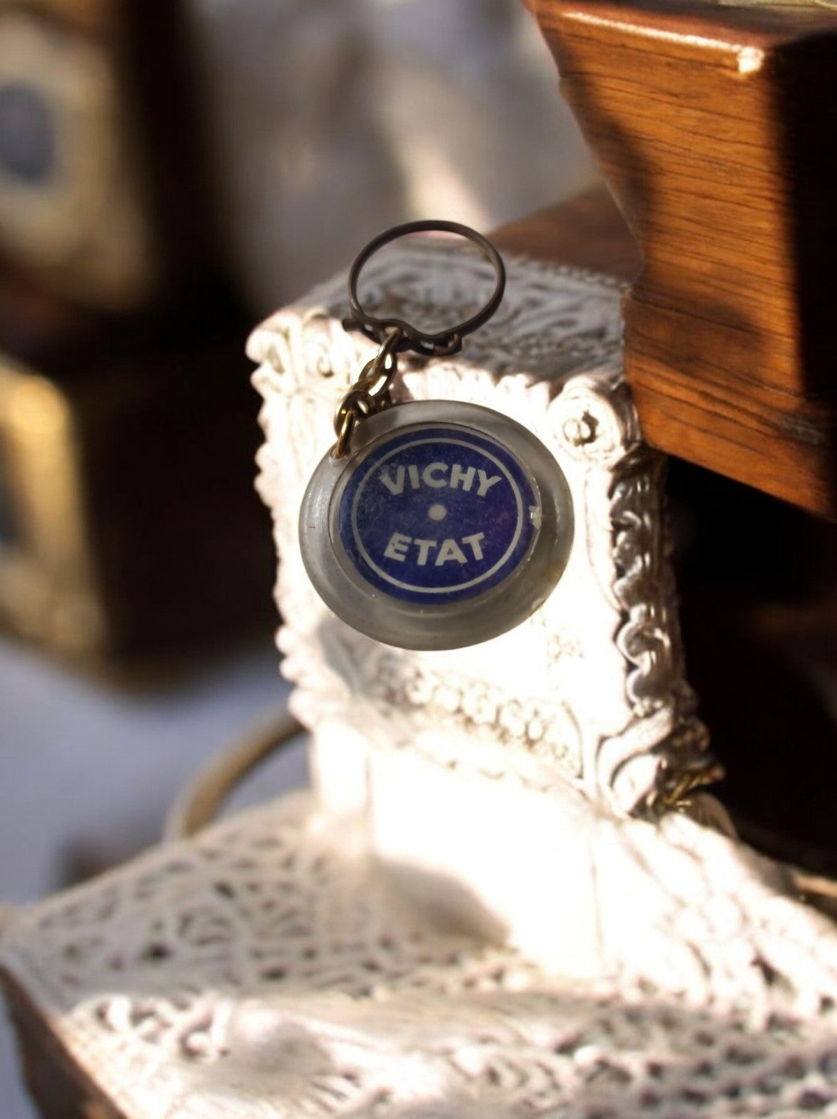 Porte-clés vintage publicitaire Vichy État rond bleu ancien rétro