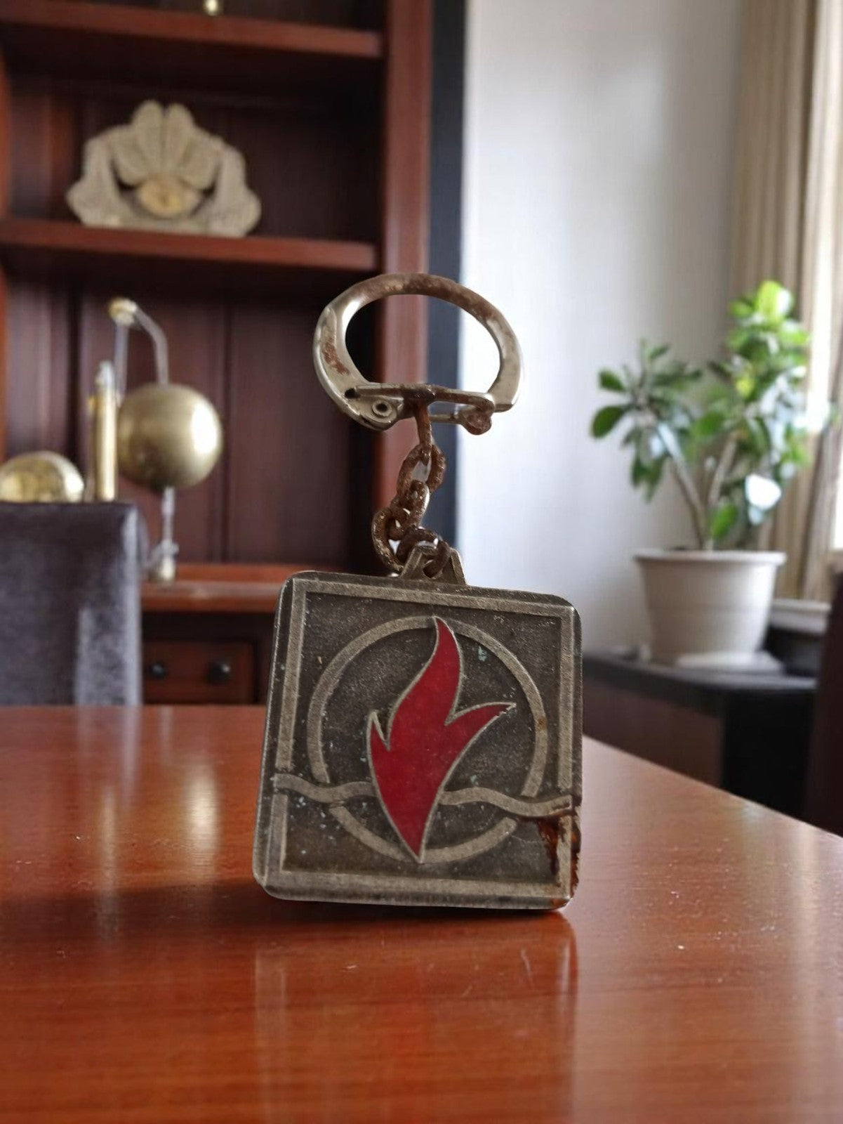 Porte-clés Compagnie Diffusion vintage carré logo flamme rouge métal