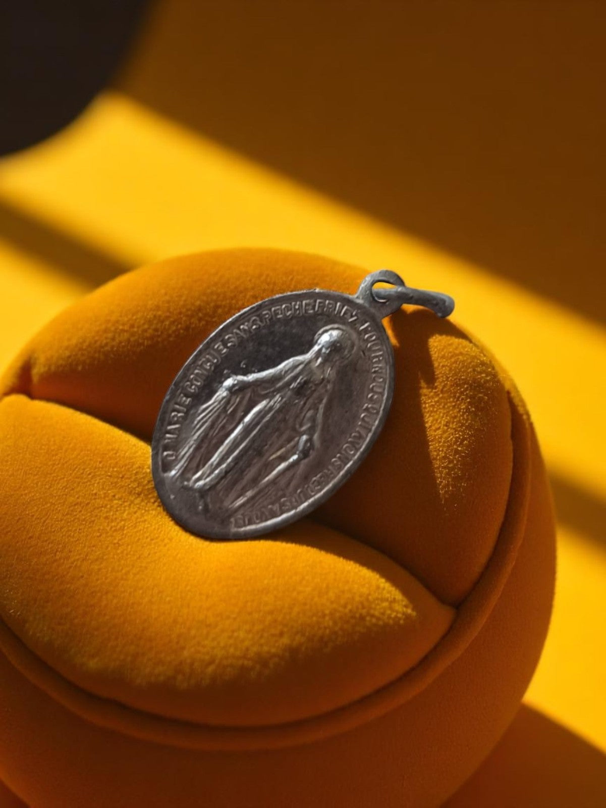 Médaille religieuse catholique vintage métal Vierge Miraculeuse ovale
