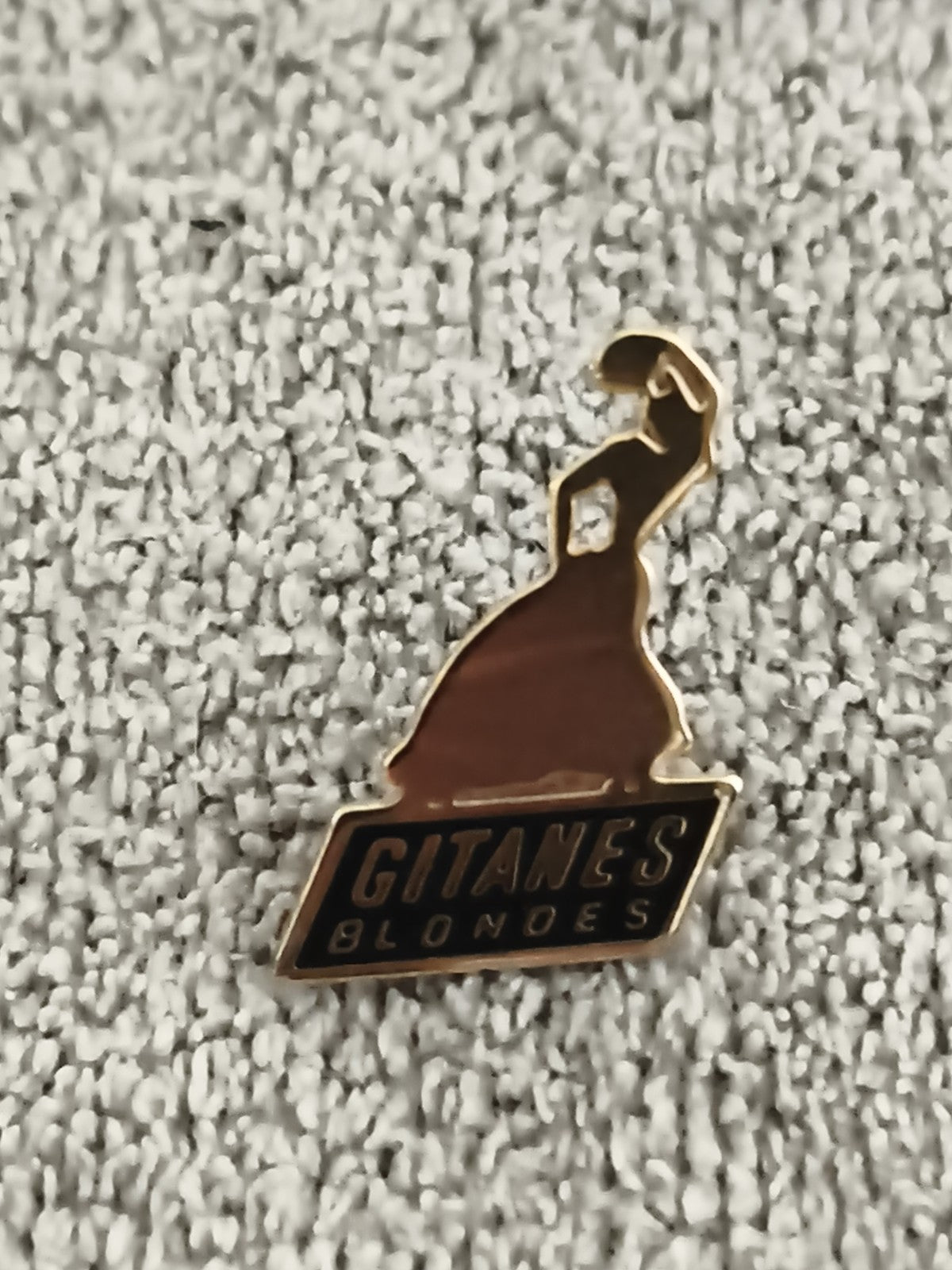 Pin's publicitaire Gitanes Blondes vintage danseuse logo années 90 (Ref 1)