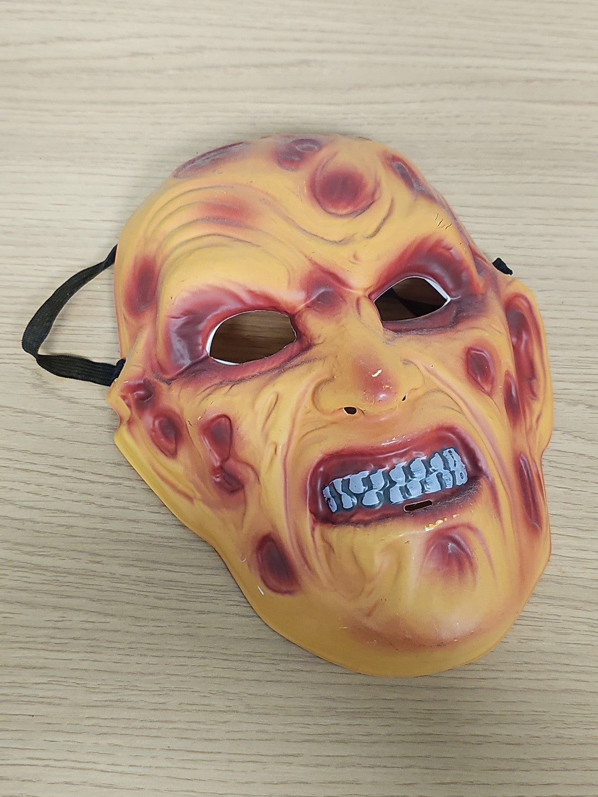 Masque vintage horreur style Freddy Krueger rétro brûlé Halloween cinéma