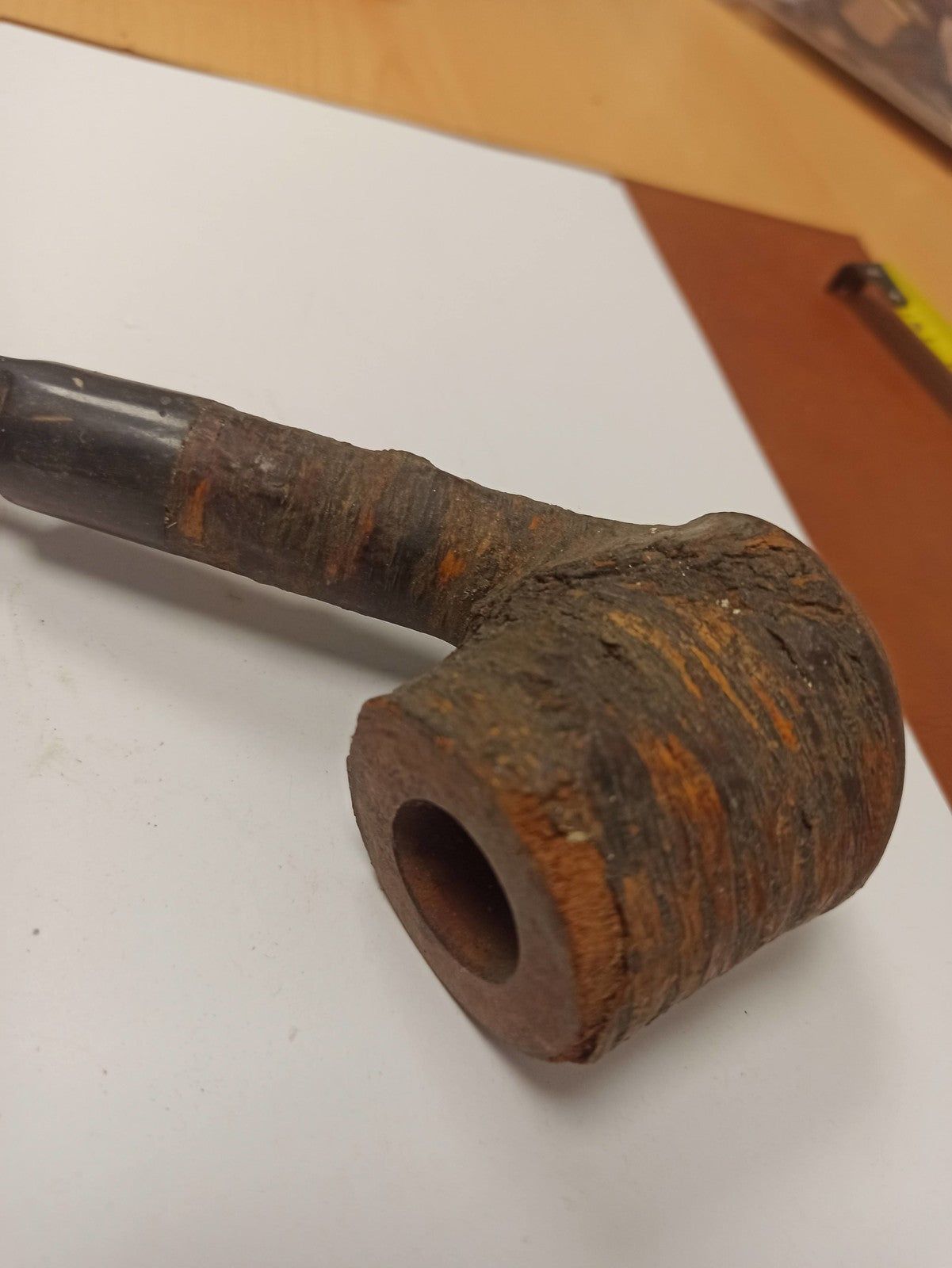 Pipe ancienne courbée en bois, finition rustiquée, vintage rétro, grande taille