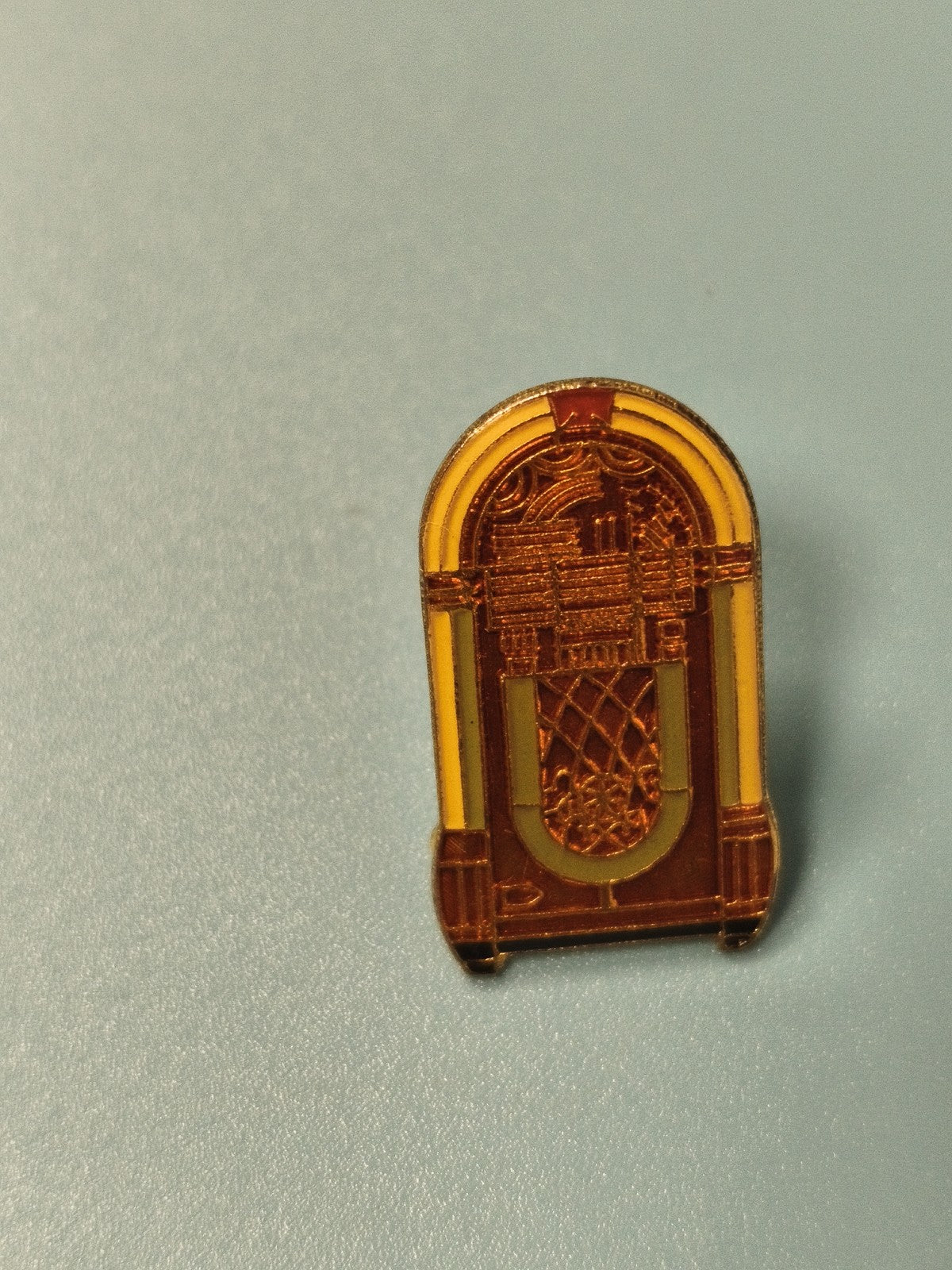 Vintage pin's jukebox rétro jaune et marron ancien collection (Ref 12)