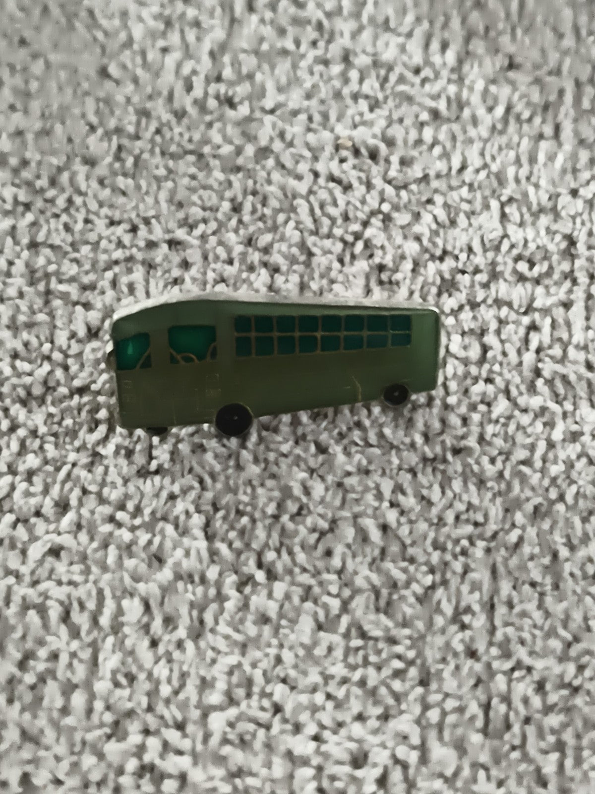 Pin's vintage bus vert, forme autocar ancien, badge rétro (Ref 10)