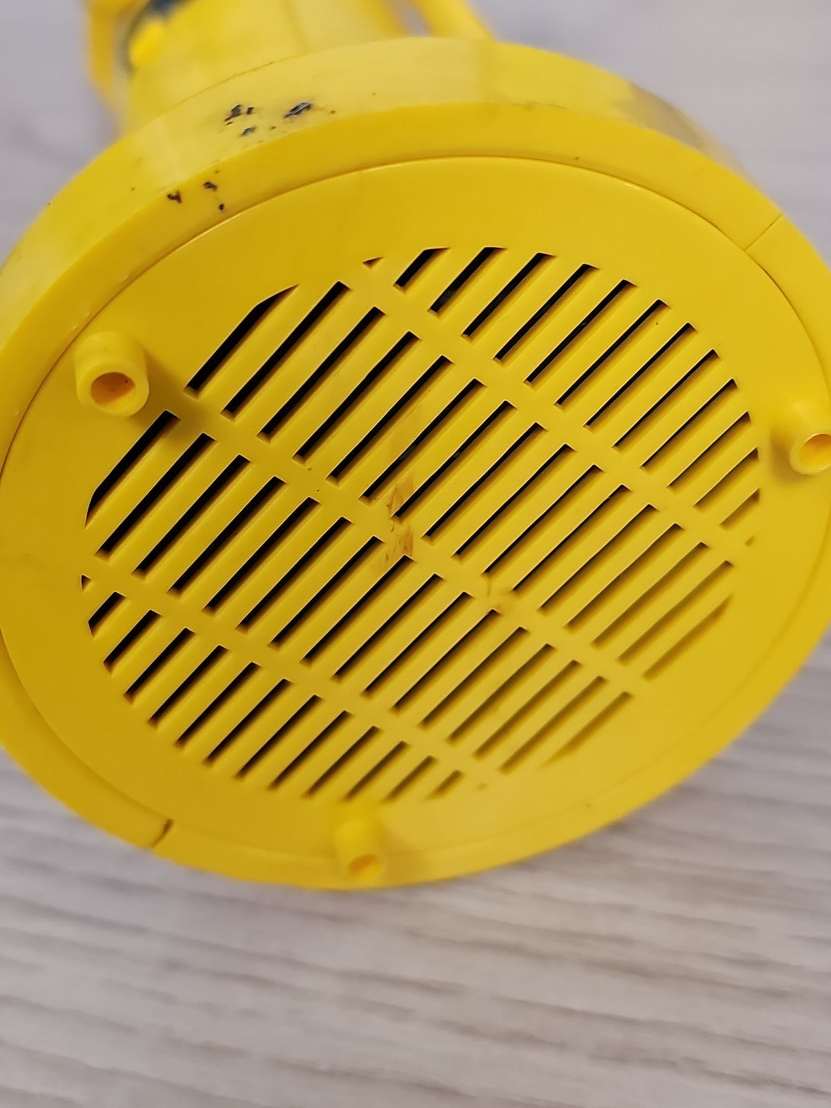 Radio vintage FM pompe à essence jaune style rétro années 80 Frontier