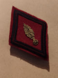 Insigne militaire ancien flamme dorée sur tissu rouge, écusson vintage armée