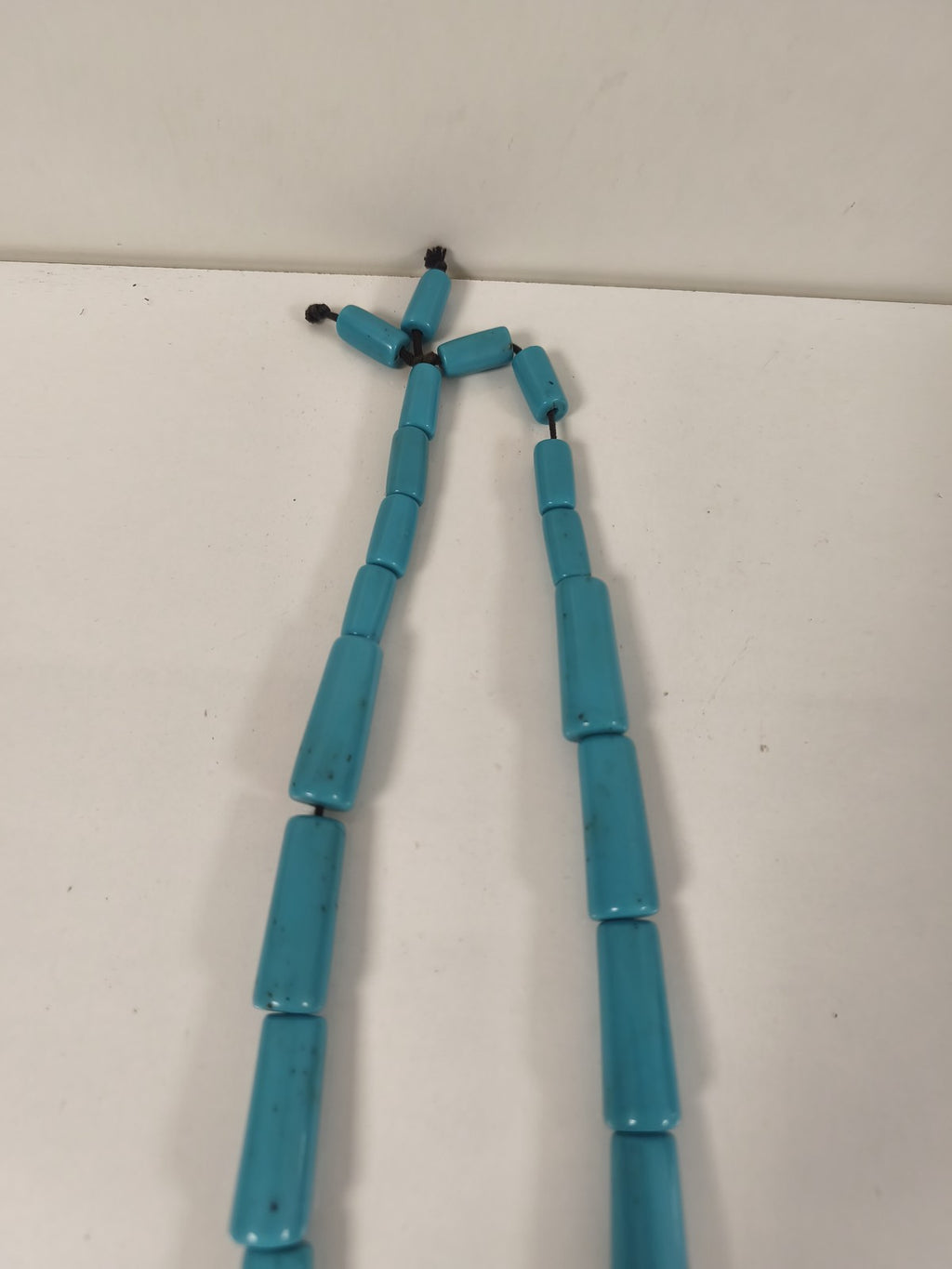 Ancien gros collier en pâte de turquoise, perles géométriques sur cordon
