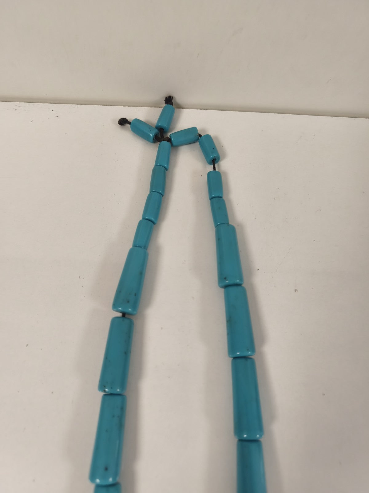 Ancien gros collier en pâte de turquoise, perles géométriques sur cordon
