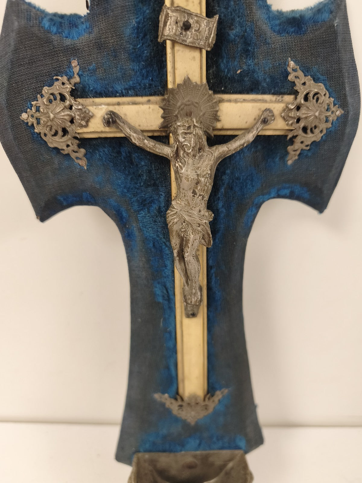 Ancien bénitier Art Nouveau croix murale bleu décor laiton Christ religieux